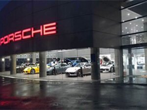 exposición de coches con downlights