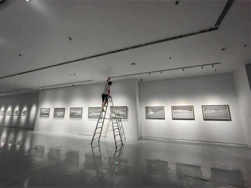Foco de riel con zoom para galería